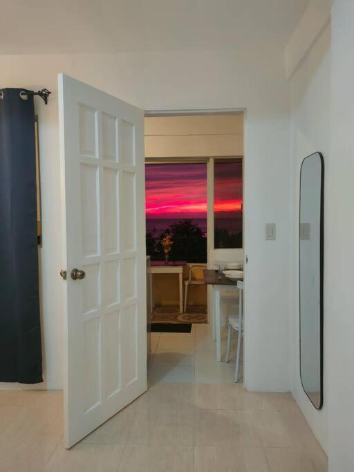 Apartment Romantic Sunset With Balcony 2 Min Walk To The *