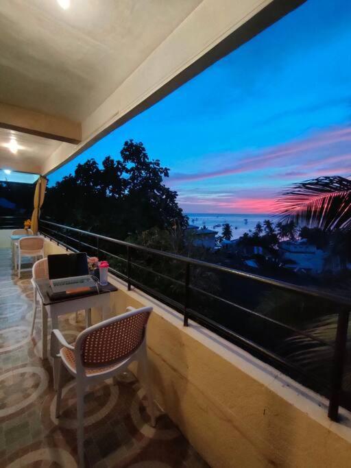 Romantic Sunset With Balcony 2 Min Walk To The Apartment